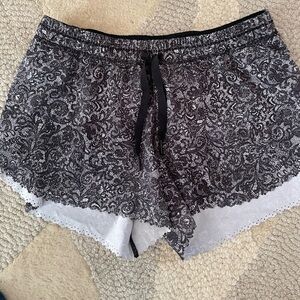 Lululemon scallop trim shorts
